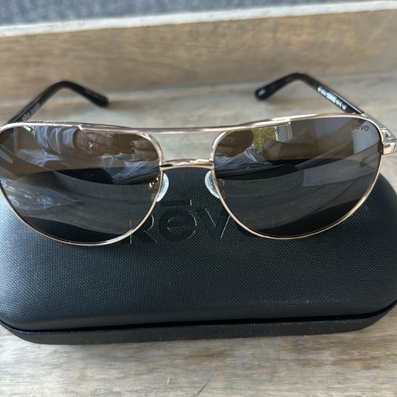 Revo Conrad Gold sunglasses new with case never been worn - Picture 3 of 8